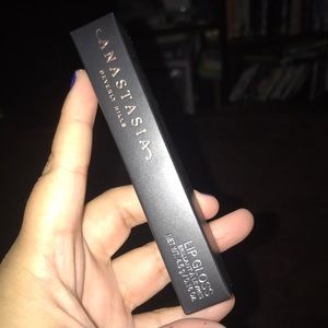 Anastasia Beverly Hills lipgloss in Butterscotch